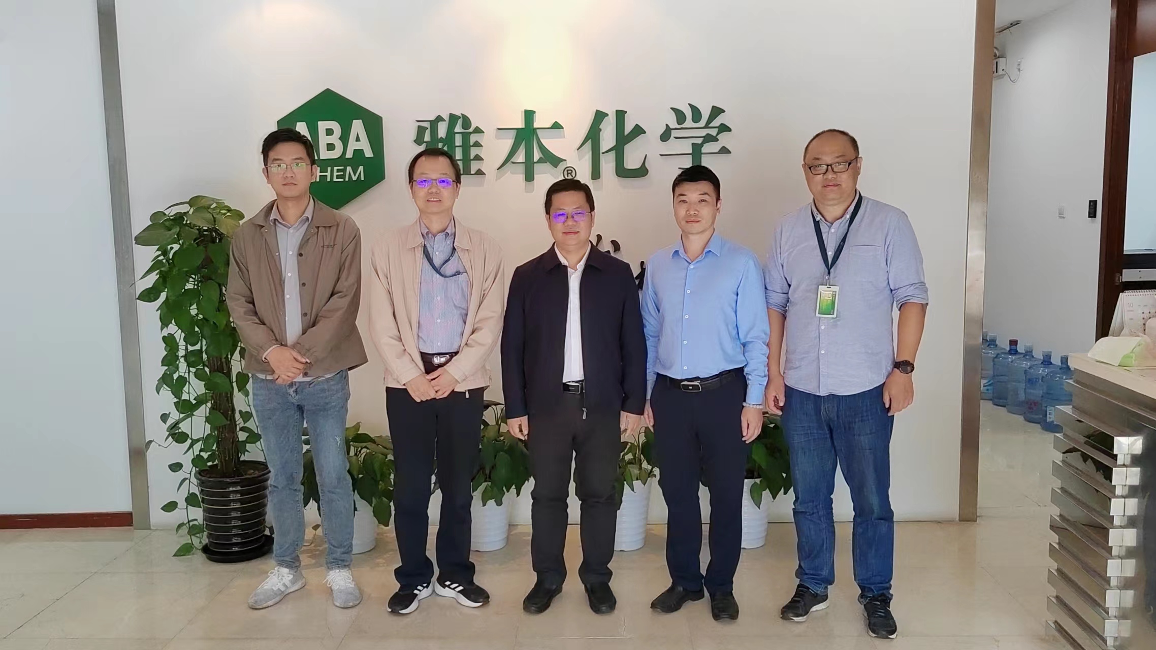 襄城区委常委、统战部部长刘颖浩一行参观球信网张江创新中心