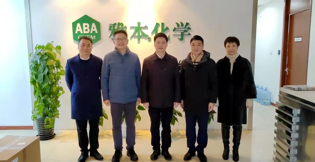 中共浦东新区区委常委、统战部部长张峰一行访问球信网张江创新中心